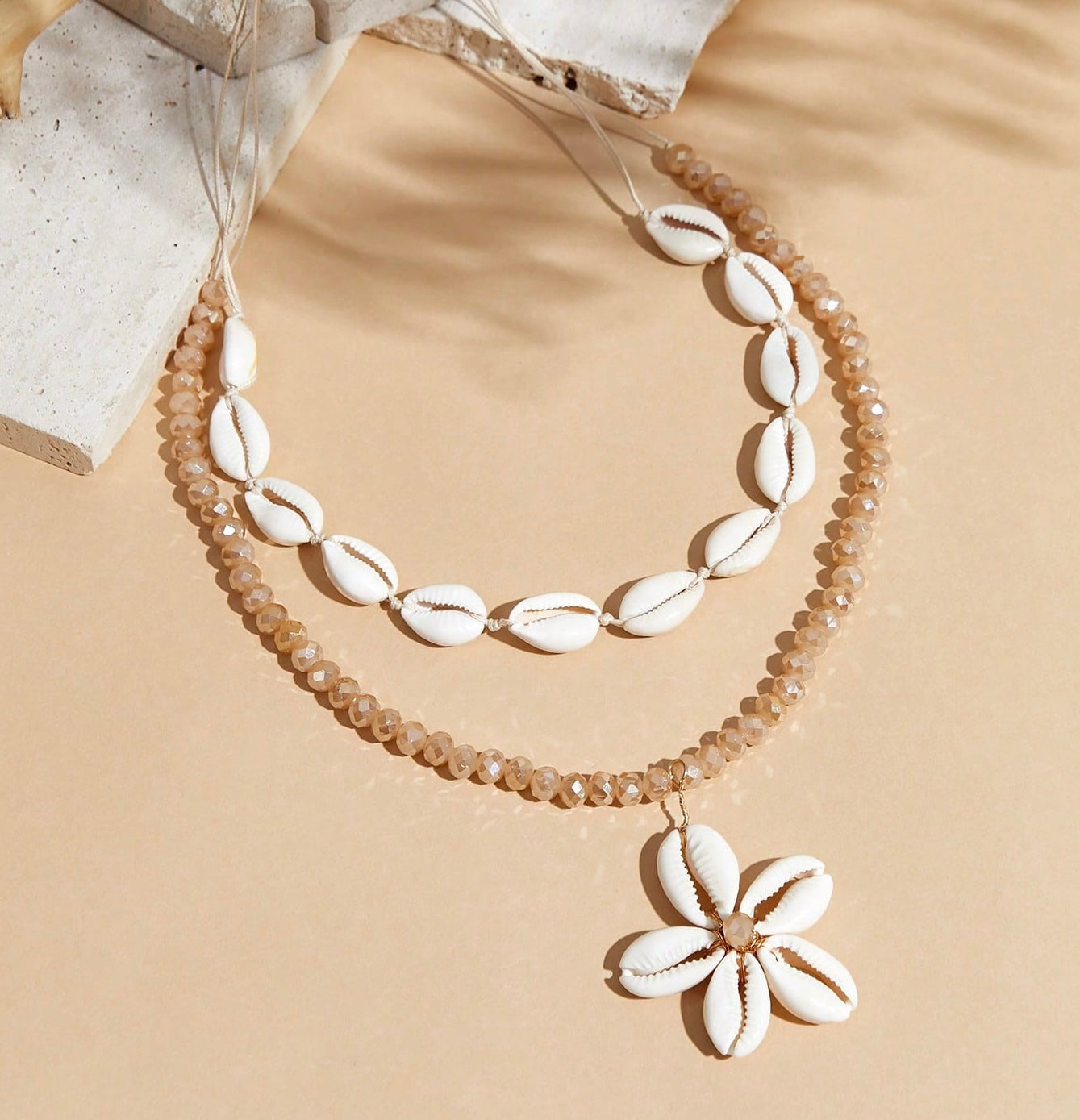 Set de collar con caracolas y flor