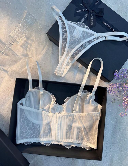 Lencería transparente de encaje