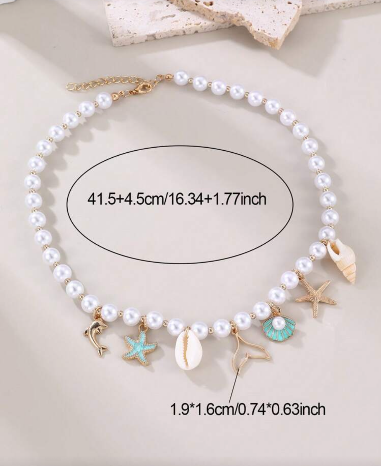 Collar de perlas con dijes playeros