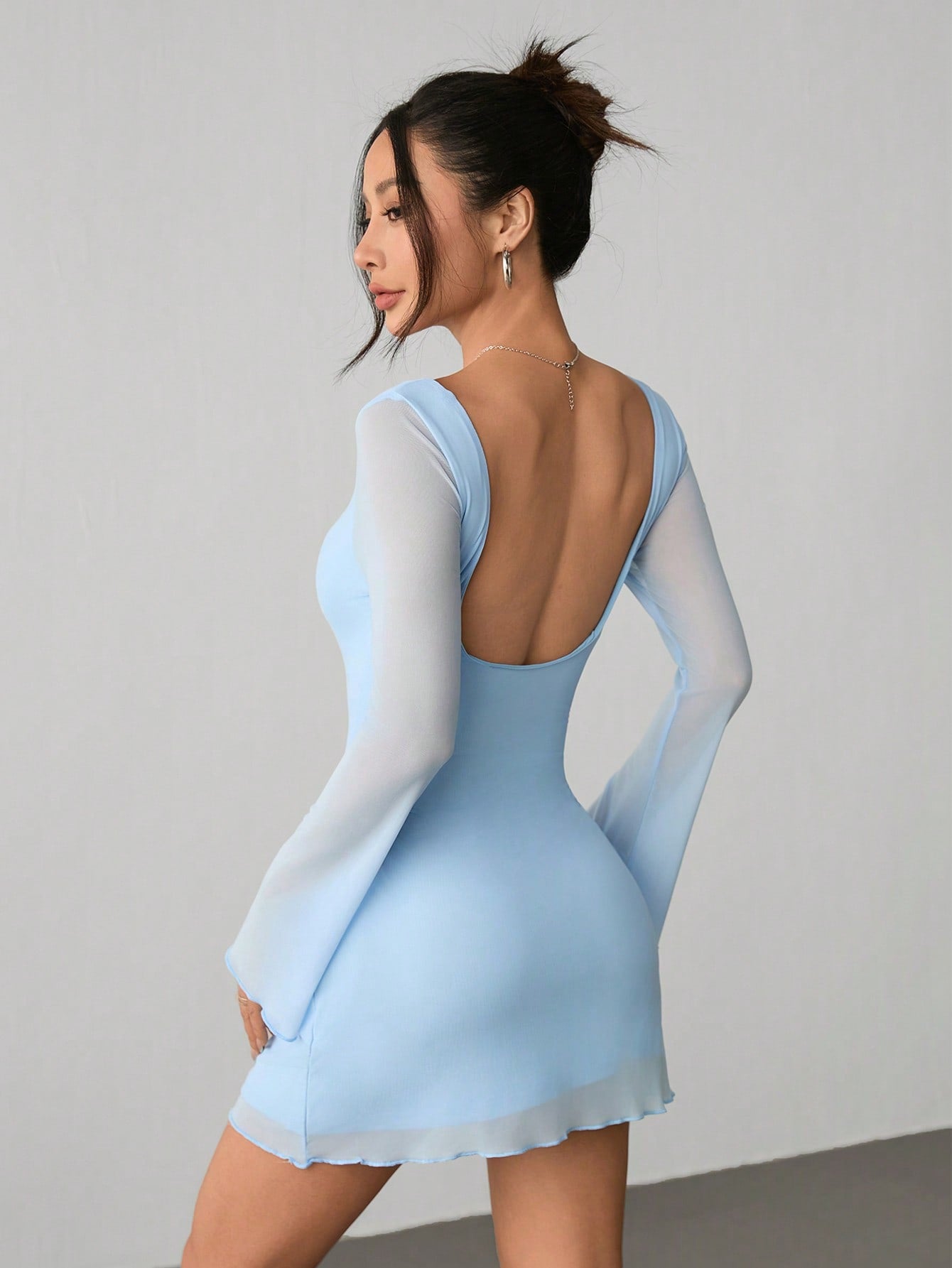 Vestido corto manga larga con escote