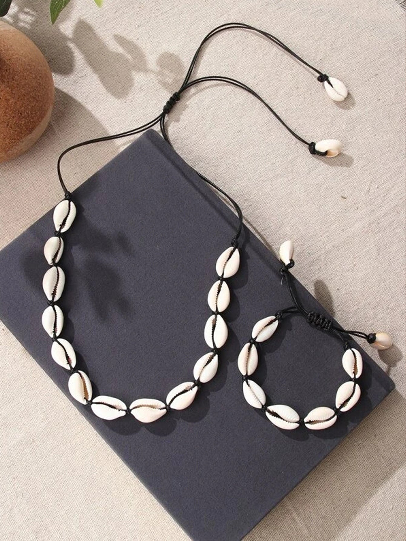 Set collar de caracolas hilo negro