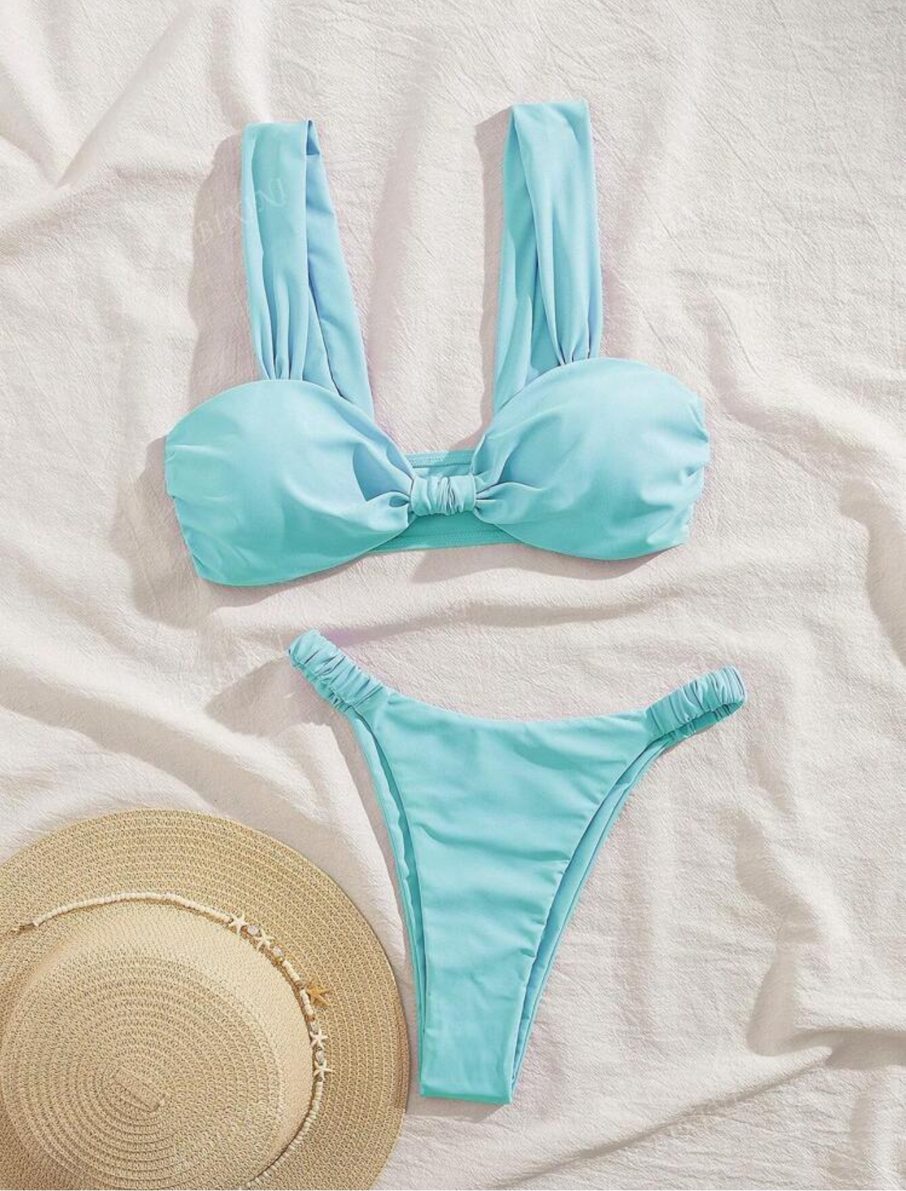 Bikini con nudo
