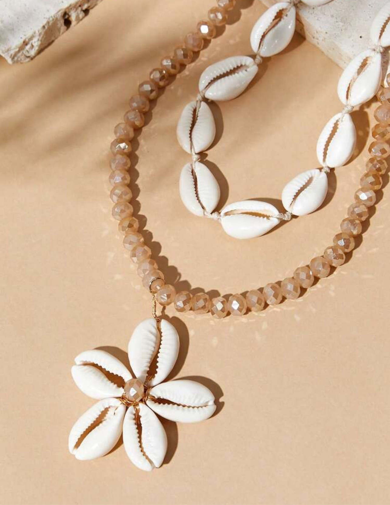 Set de collar con caracolas y flor