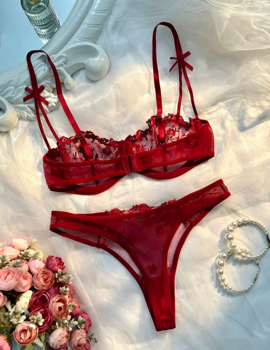 Lencería transparente floreada