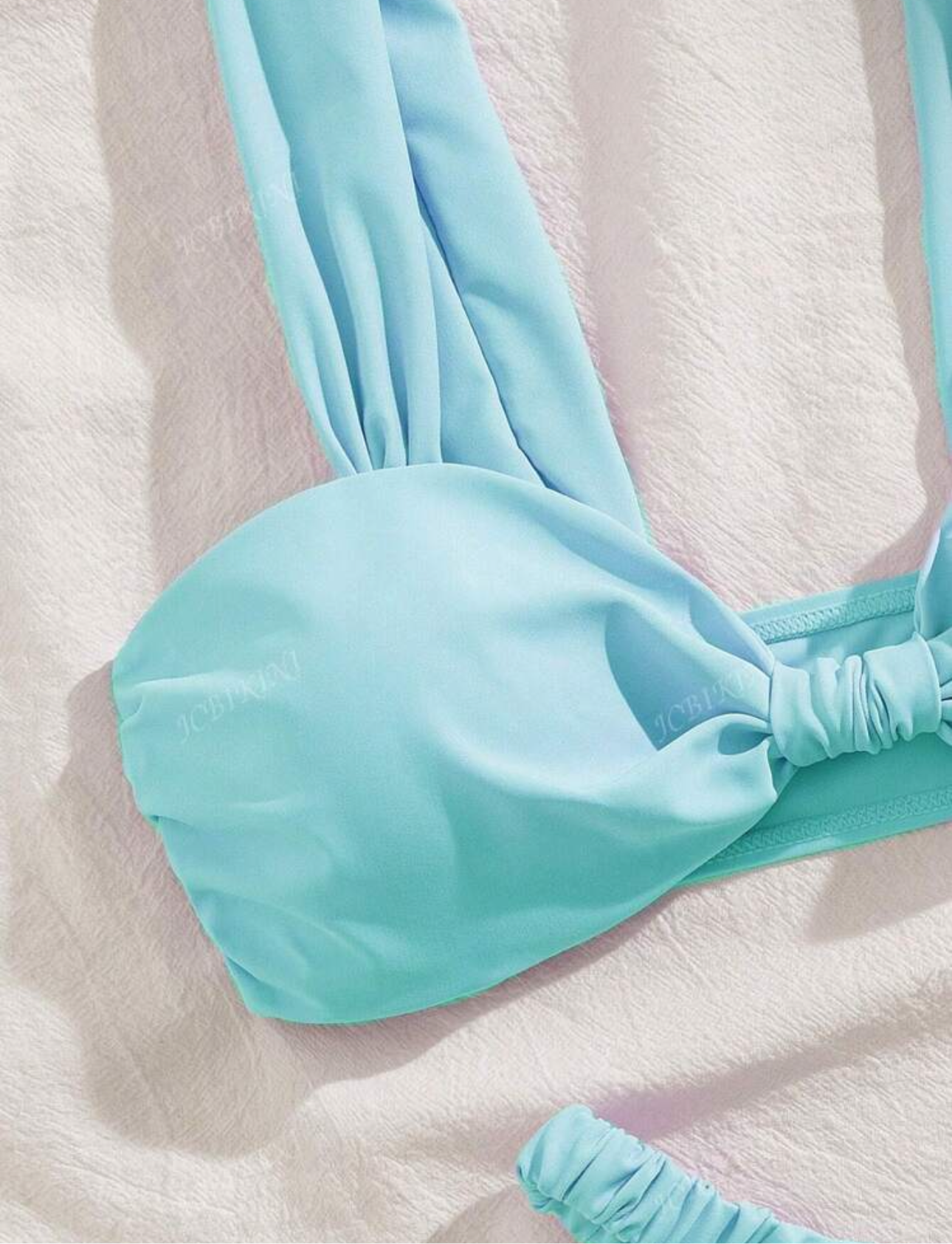Bikini con nudo