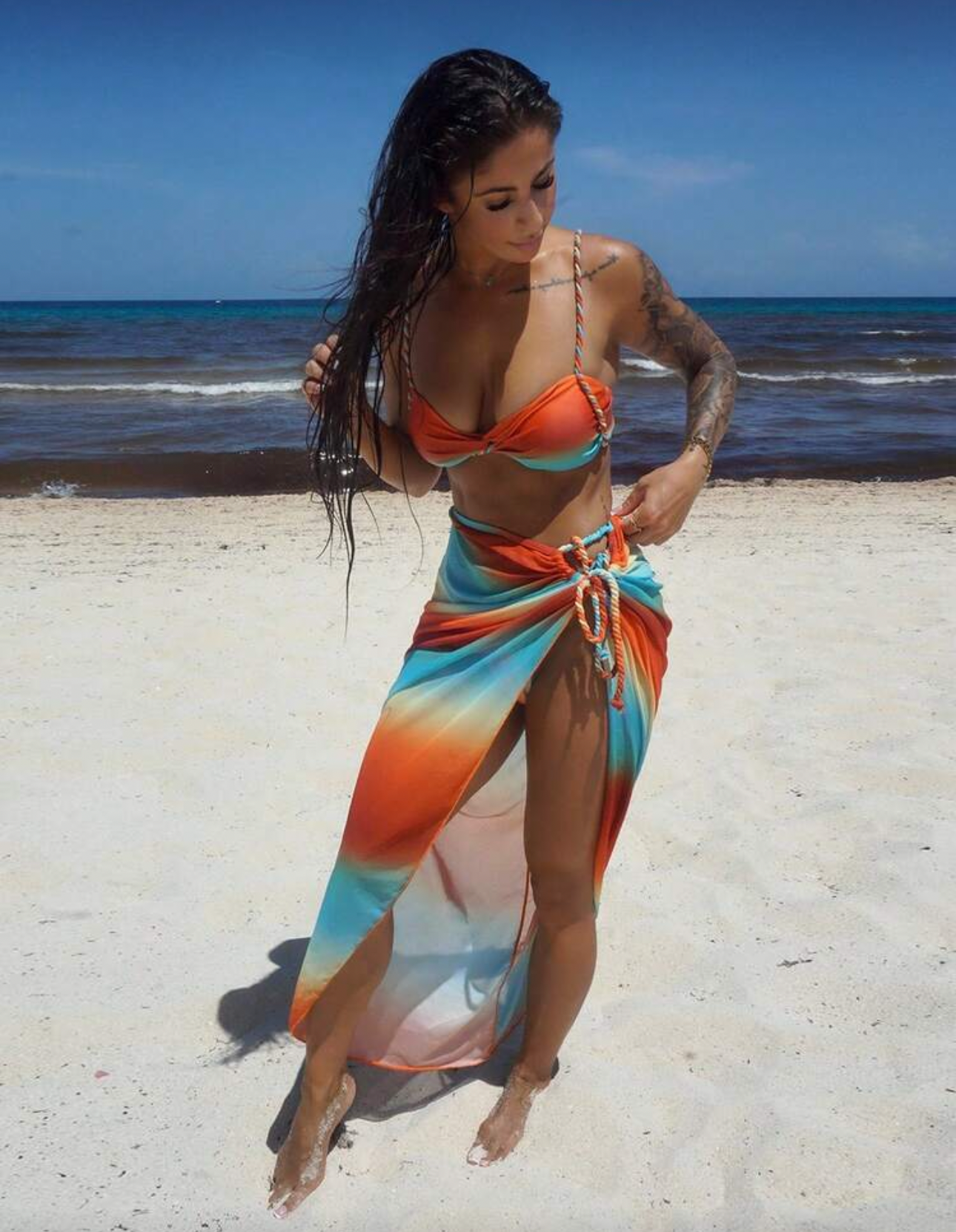 Bikini colorido conjunto con pareo