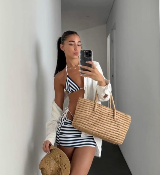 Bikini estampado de rayas conjunto con falda