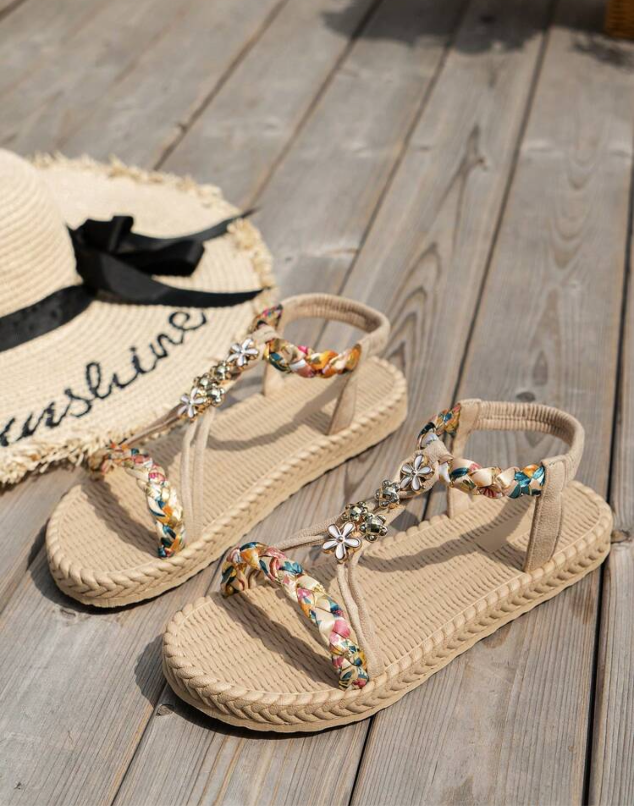 Sandalias con detalles coloridos