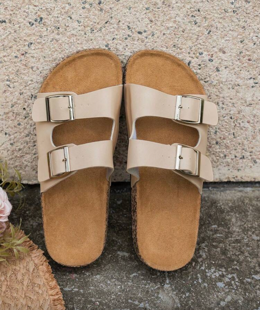 Sandalias planas con hebilla