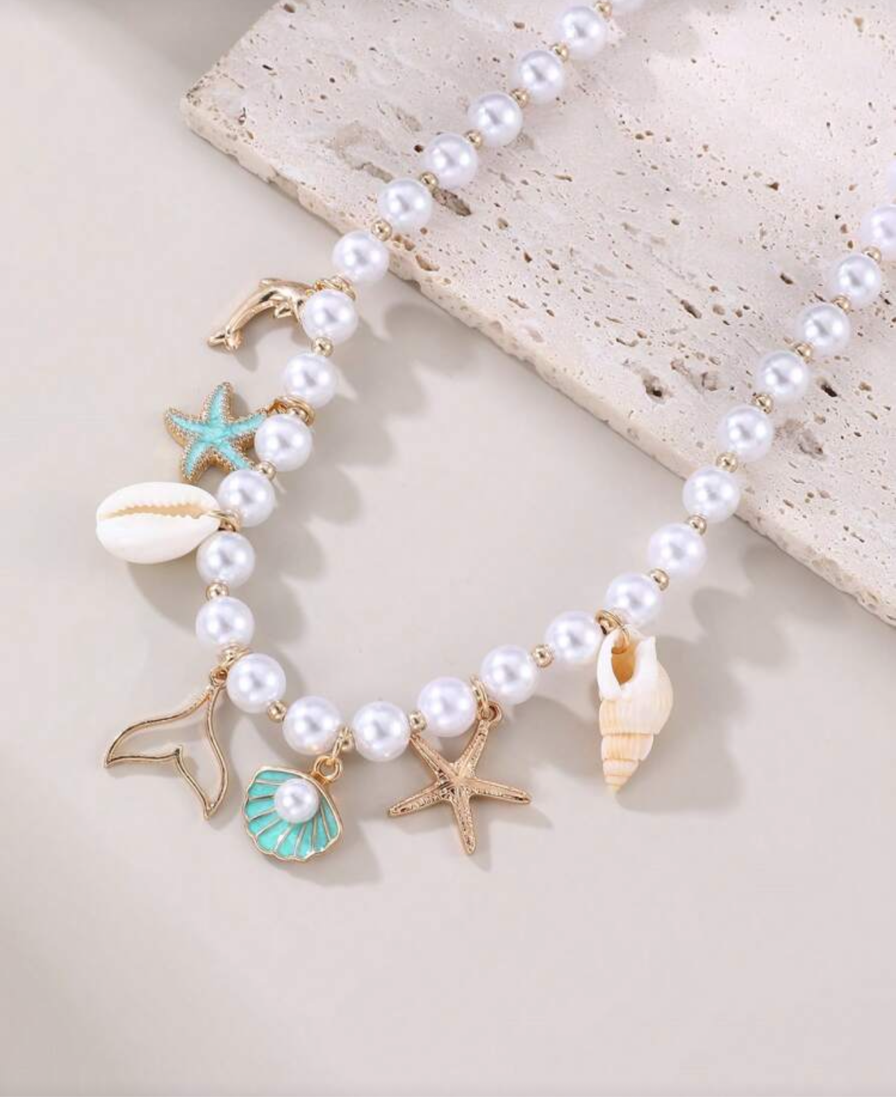 Collar de perlas con dijes playeros