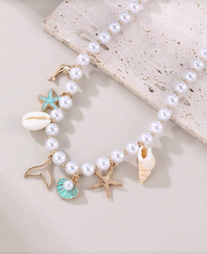 Collar de perlas con dijes playeros