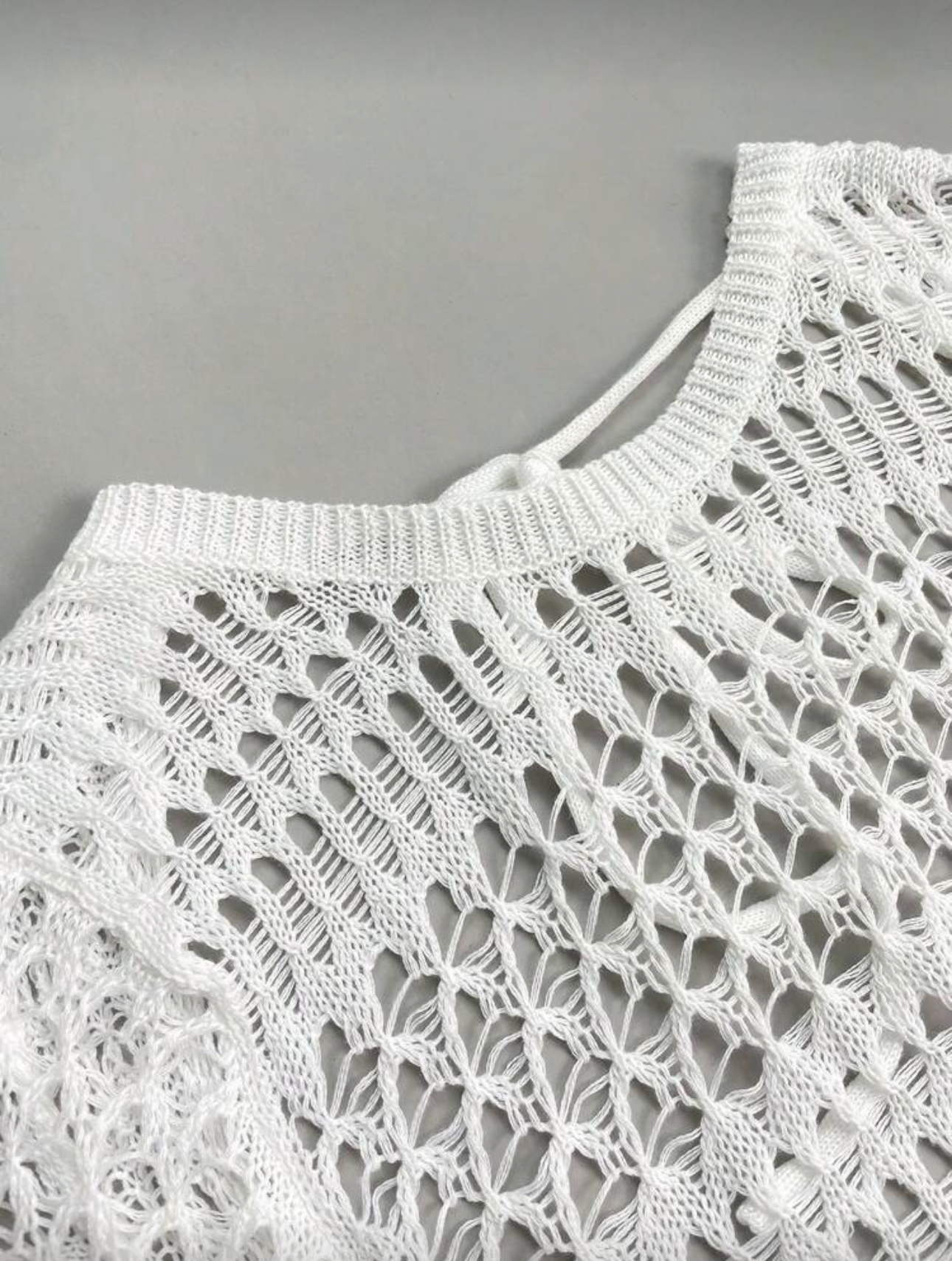 Vestido de malla con escote en la espalda