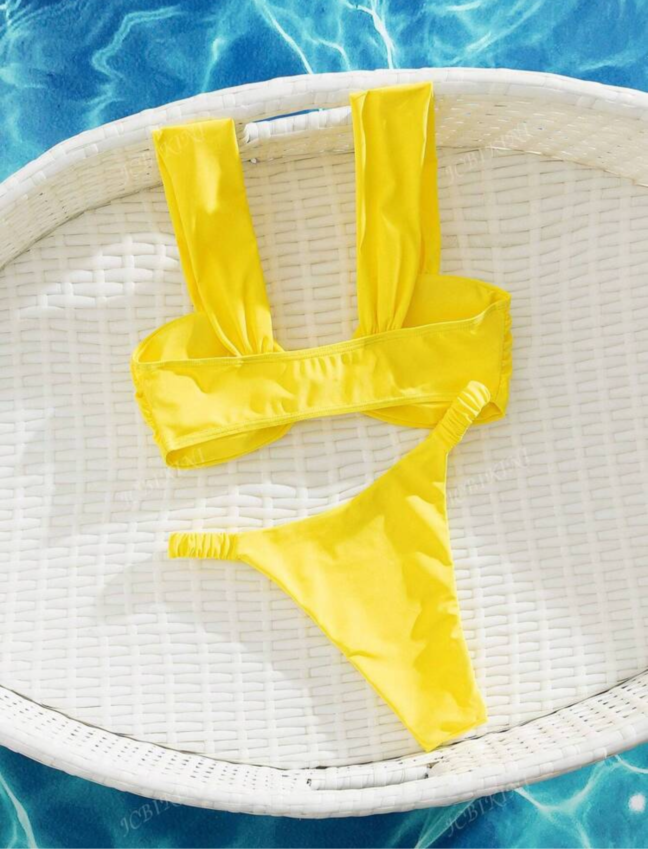 Bikini con nudo