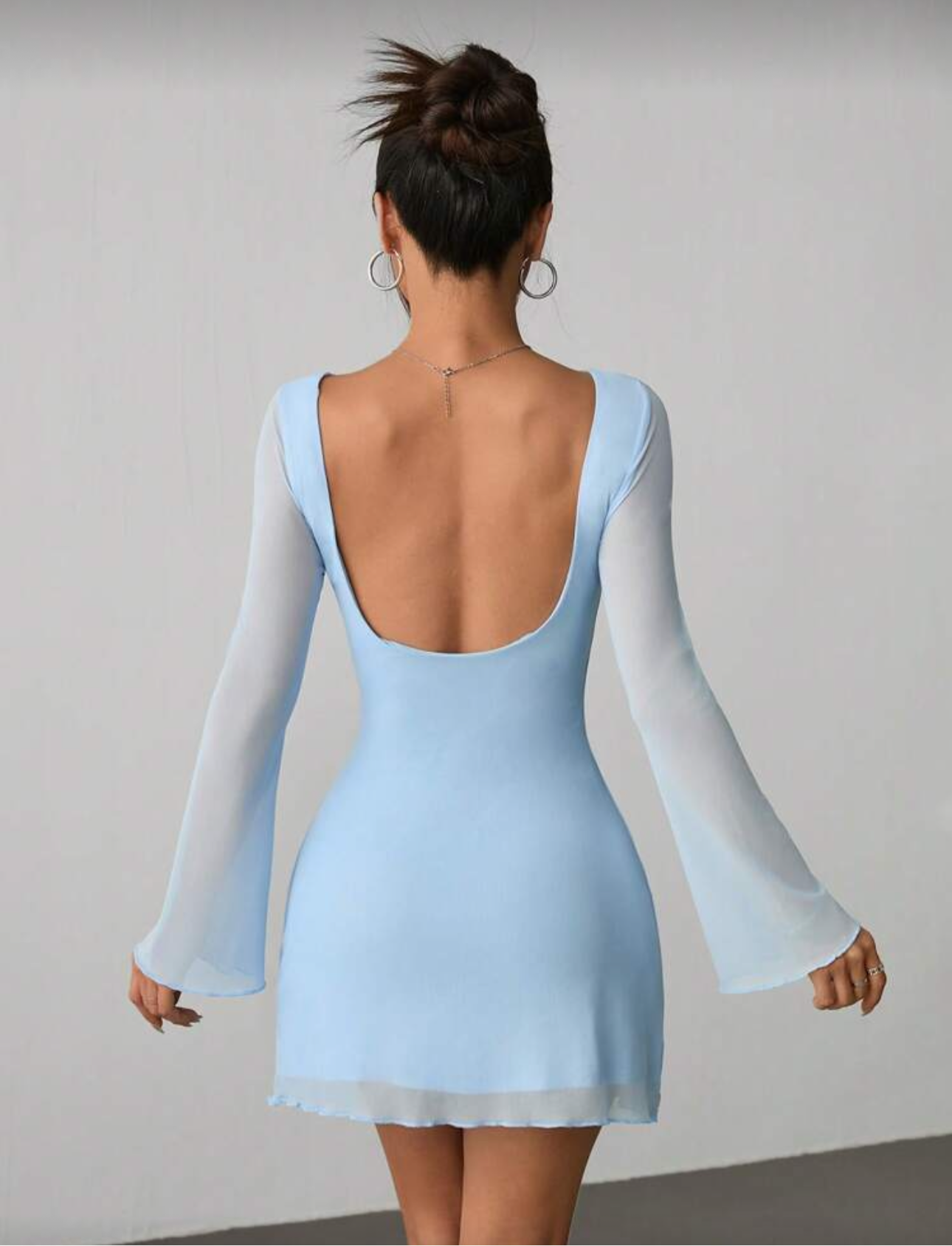 Vestido corto manga larga con escote