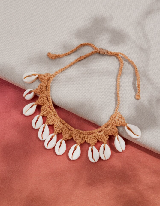Collar tejido con caracolas
