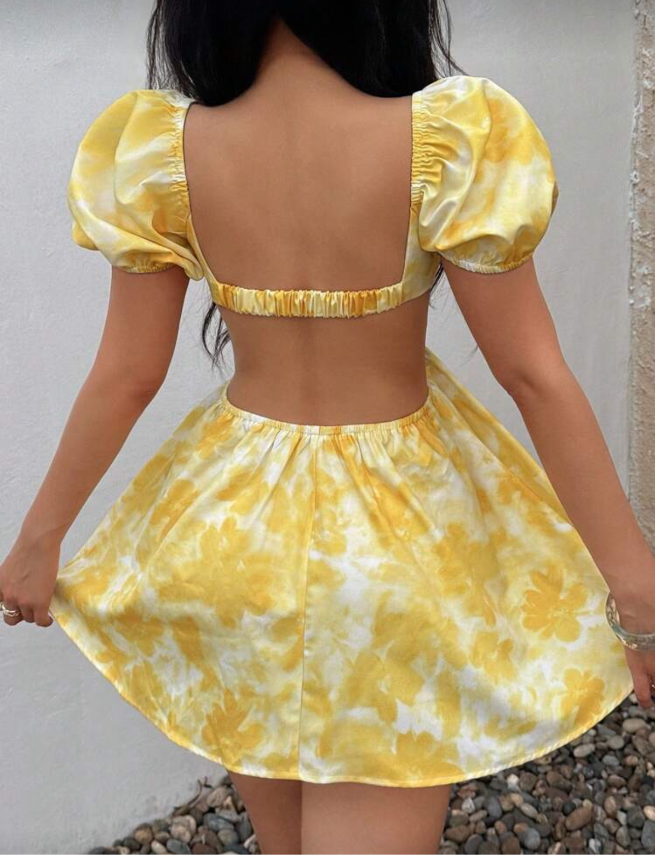 Vestido floreado corto con escote