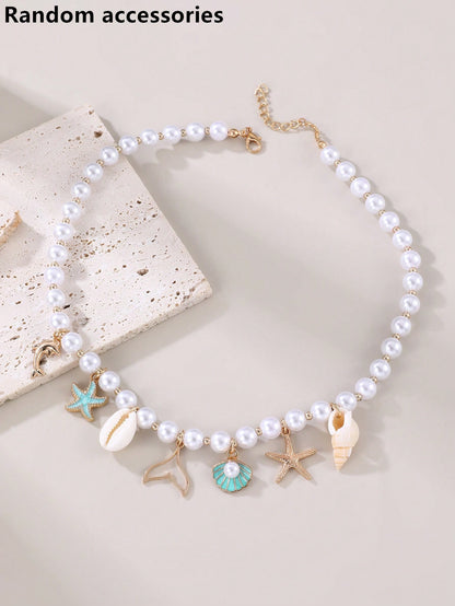 Collar de perlas con dijes playeros