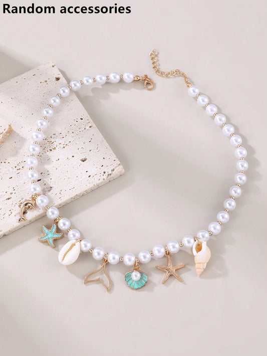 Collar de perlas con dijes playeros