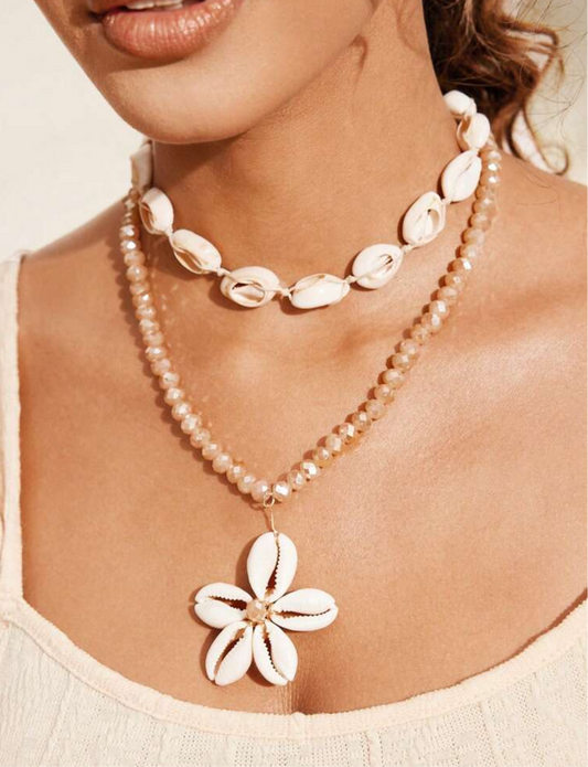 Set de collar con caracolas y flor