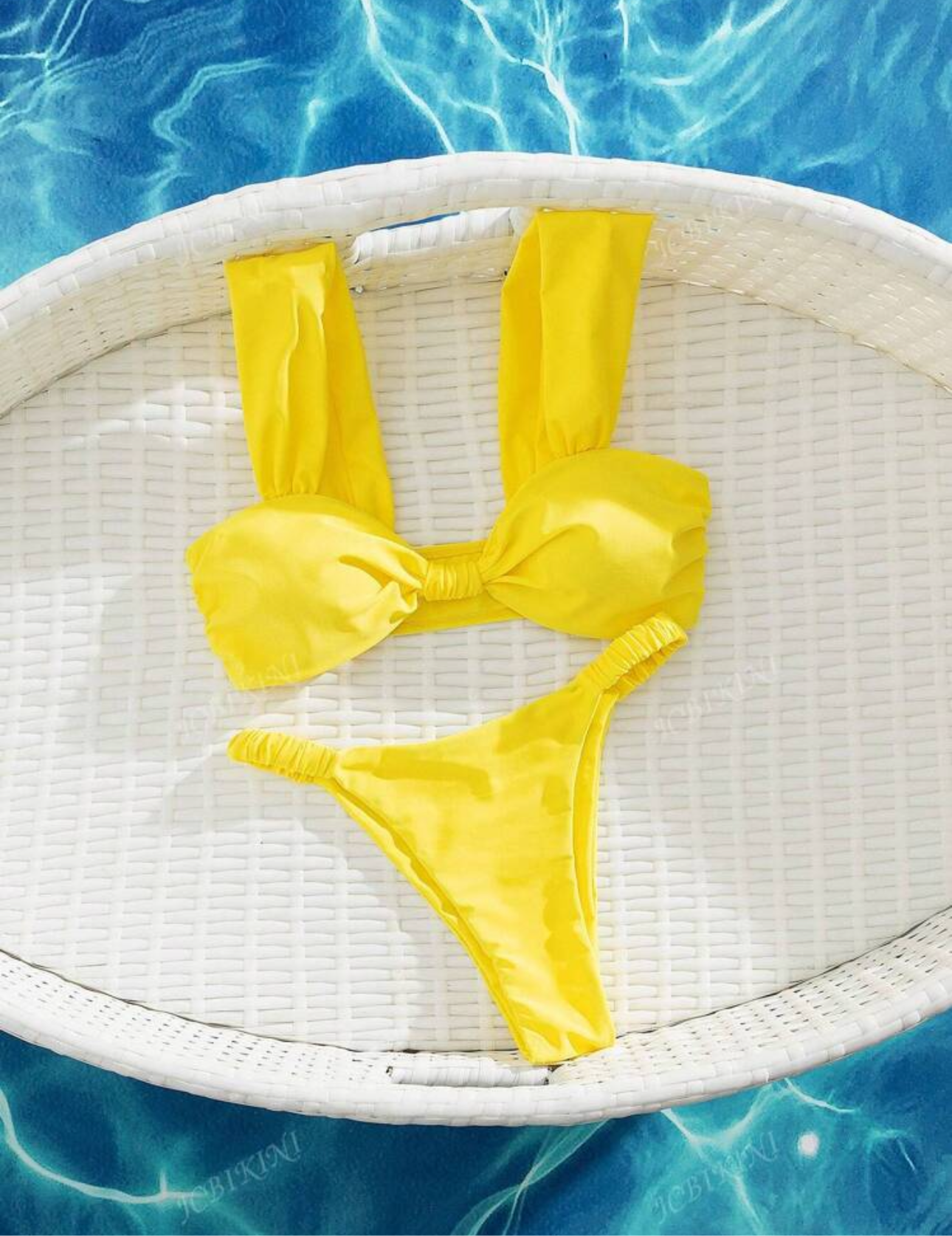 Bikini con nudo